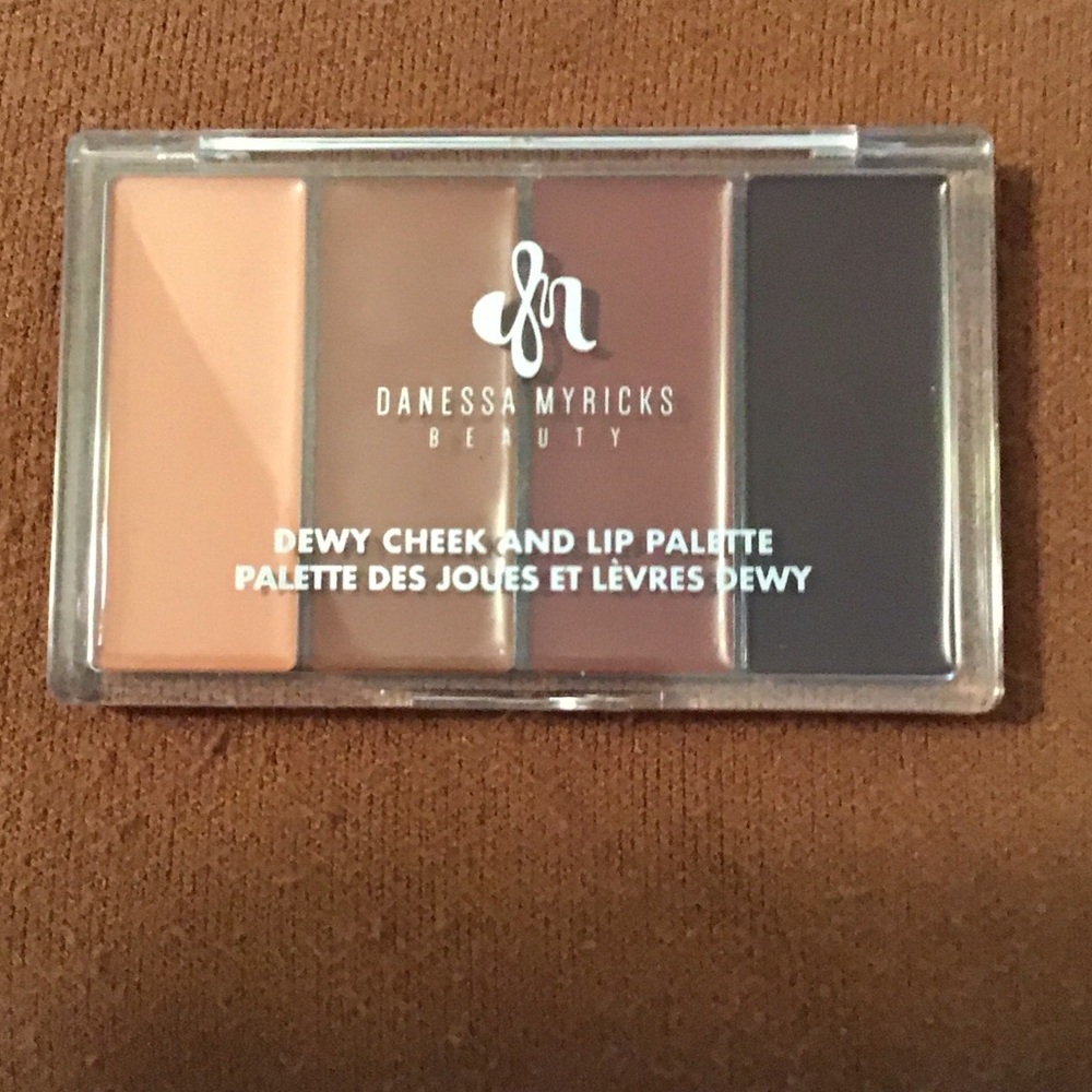 DANESSA MYRICKS Dew it Undercover multipurpose balm palette for lips and cheeks